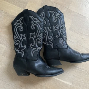 cowboy boots - Säljer nu mina älskade cowboy boots, köpta på asos och har använt sparsamt! Jättesköna att gå i då klacken är ganska låg! De har inga defekter 🤠