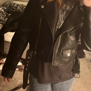 Svart läderjacka - Svin söt läderjacka men säljder eft de inte e min stil o ja måste fan ha pengar lmaoo