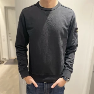 Stone island Tröja - Tja, nu säljer jag ännu en grymt snygg tröja från Stone Island. storlek M men passar absolut S och har inga defekter, den är mörkblå men svårt att få på bild drf ser den lite grå ut på bild!