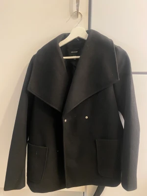 Kappa - Kortare kappa från Vero Moda. Helt ny med prislappar kvar. Nypris är 699kr.