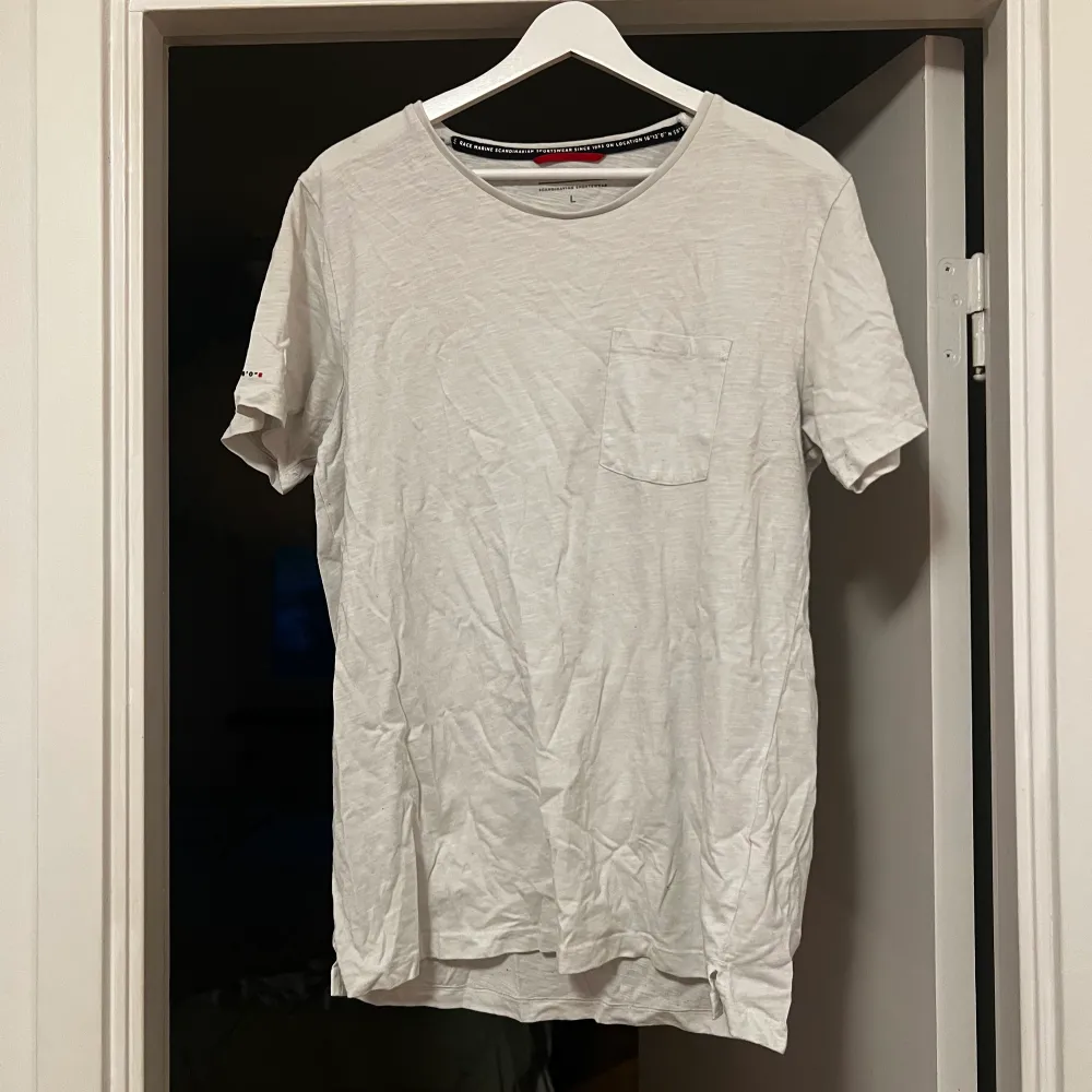 En fin tshirt ifrån Race marine i storlek L. Tshirten har en detalj på armen och en fika på bröstet. Tröjan är i fint skick men är använt skick❤️ 60% bomull 40% polyester. T-shirts.