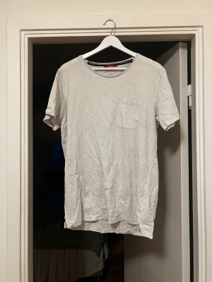 Tshirt - En fin tshirt ifrån Race marine i storlek L. Tshirten har en detalj på armen och en fika på bröstet. Tröjan är i fint skick men är använt skick❤️ 60% bomull 40% polyester