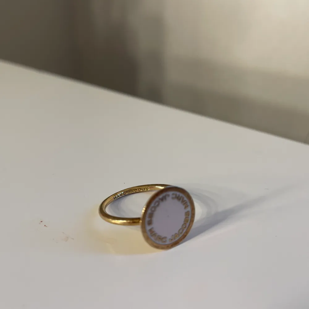 Fin Marc Jacobs ring i guld, lite guld har försvunnit på baksidan av ringen men det är inget som syns när den är på. Skriv för fler bilder och frågor. Accessoarer.