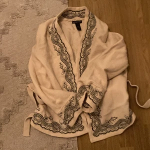 Ull kofta - Säljer denna 100% ull kofta för den andvänds inte mer