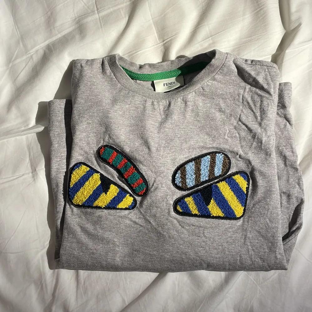 En långärmad t shirt från Fendi Roma som är endast är använd en gång!   Barnstorlek (10 år). T-shirts.