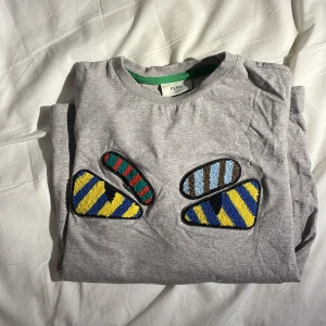 Fendi Roma t shirt - En långärmad t shirt från Fendi Roma som är endast är använd en gång!   Barnstorlek (10 år)