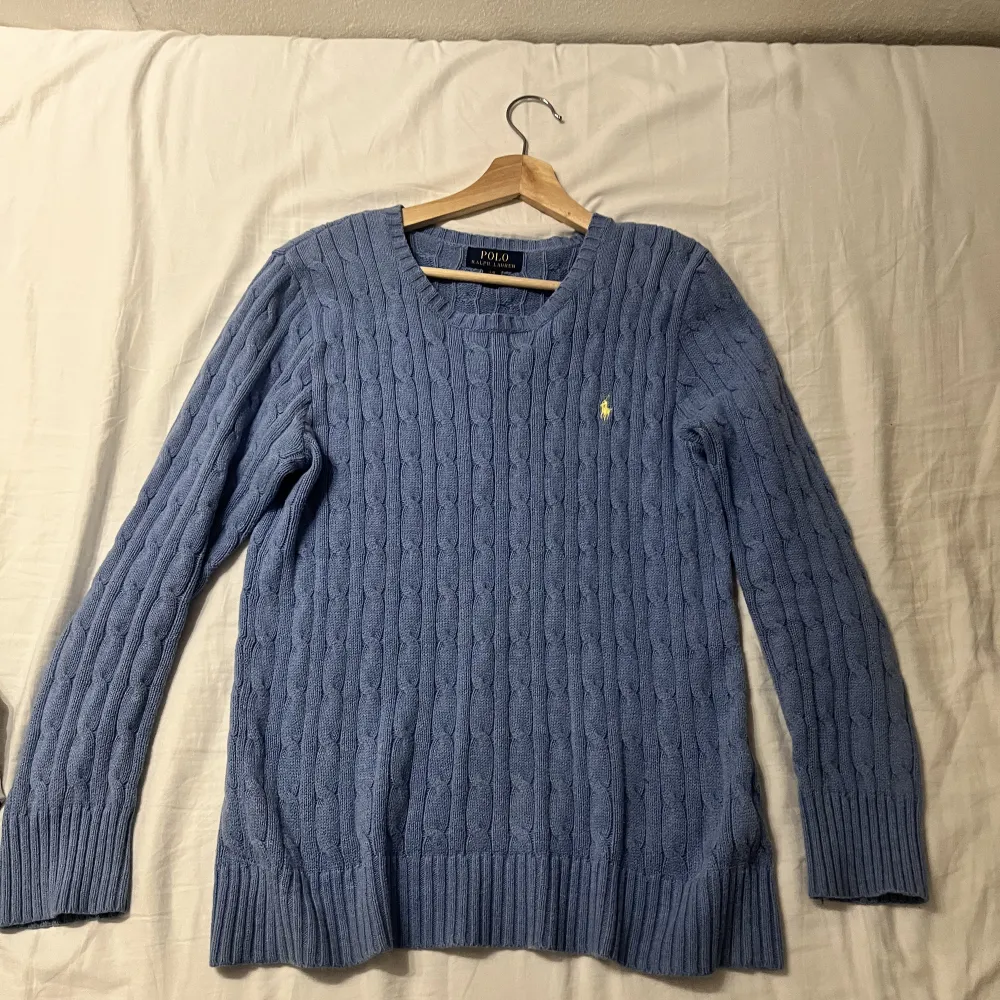 Säljer en Cable-Knit Cotton Sweater från Polo Ralph Laurent i ljusblå färg. . Stickat.