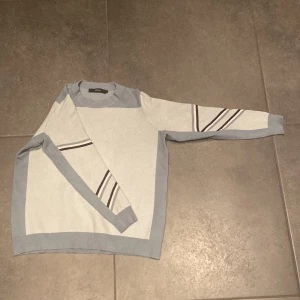 Blå tröja - En fin tröja från Vera Moda som är slut såld. Den känns som storleken M men är i storleken L. 