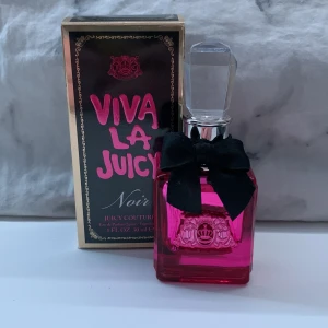 Viva la juicy parfym  - Säljer min viva La Juicy parfym som aldrig har använts! Fick den i födelsedagspresent i april, men den har inte kommit till användning eftersom jag redan har så många parfymer. Nypris är 570 men jag säljer den för 270.
