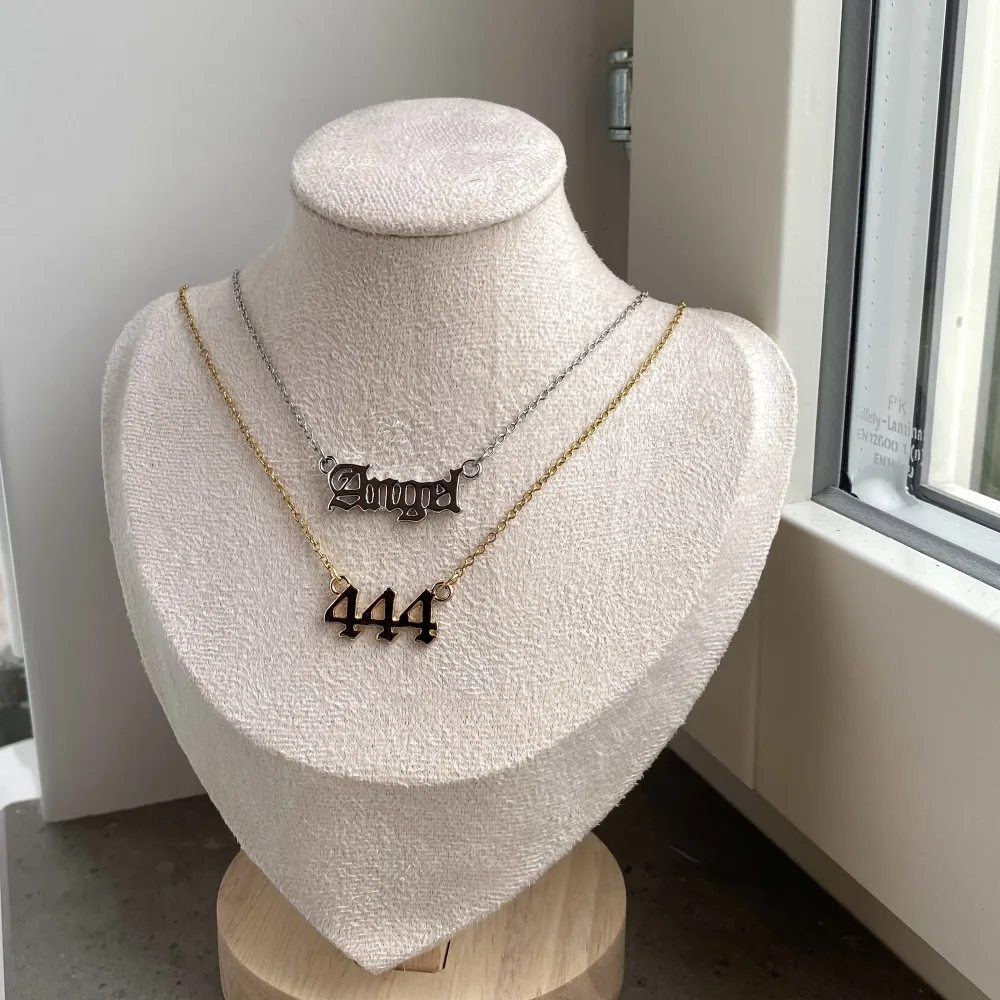 Information på bild 2 👉🏻  Säljes i både silver & guld (någon siffra kan vara slutsåld) 99kr för ett halsband och 178kr för 2st frakt ingår. 💌 Instagram - Vikiicom. Accessoarer.