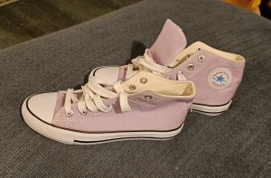 Ljuslila Converse-kopior  - Ljuslila Converse-kopior, aldrig använda. Det står att de är storlek 39 men det är de INTE. Innersulan 24 cm 