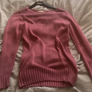 Rosa stickad tröja  - Fint skick o fin färg 