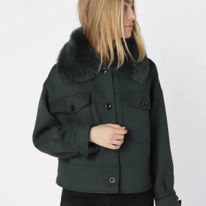 Meotine Jacka  - Säljer min gröna meotine jacka i storlek S/M. Köpt för 2 800kr.  Använde förra vintern men är i bra skick!!💕Tryck INTE på köp direkt