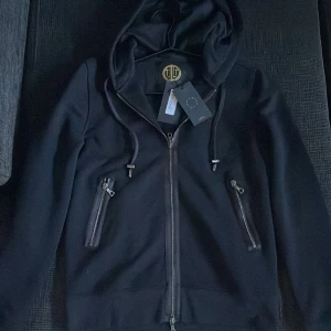 Limitato - Tröja - Tröja från Limitato i storlek xs, (passar större S) - skick 10/10 (aldrig använd) - Nypris ca 4000 - mitt pris 999, pris går att diskuteras🤝 