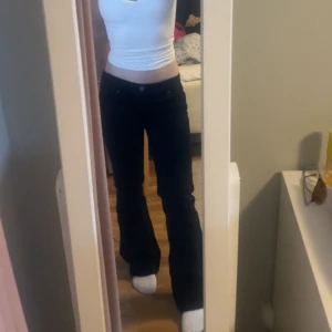 Lågmidjade jeans - Säljer dessa lågmidjade svarta bootcut roxy jeans. Så snygga och smickrande! Skriv vid intresse/frågor. Postar eller möts upp i Stockholm. 💕