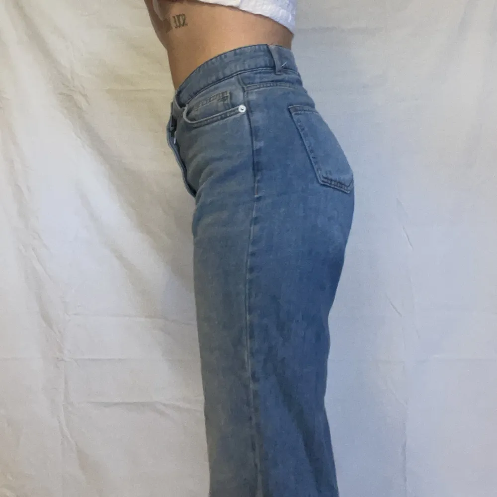 Skönaste jeansen jag äger, men tyvärr lite för små. . Jeans & Byxor.