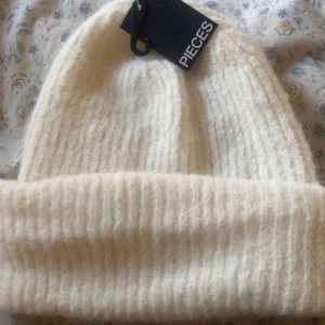 Ny mössa  - Mössa ny med prislapp från pieces 