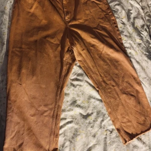 Rostbruna byxor från monki  - Rostbruna byxor från monki! Storlek 34 (i jeansstorlek) 100kr Finns att hämta i Svalöv/Malmö eller skickas men då står köparen för frakten (ej inräknad i priset)