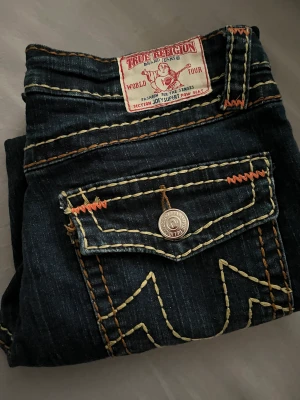 TRUE RELIGION JOEY SUPER T BOOTCUT JEANS  - Fina True Religion jeans. 27 32 Längd 81 Midja 68 De är för tighta för mig och därför väljer jag att sälja dem  Ser nya ut  Runt 600 men kom gärna med något käckt bud 