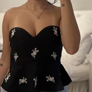 Blomstrig tubtop - Tubtopp från Zara med volanger