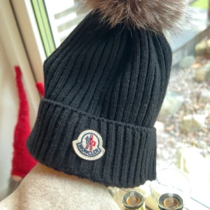 Moncler mössa  - Säljer min moncler mössa i storlek M. Men är som en one size. den är använd ett fåtal gånger. Scan finns på mössan.  Nypris: 2800kr. Pris kan diskuteras vid snabb affär. Är som ny och välskött. 