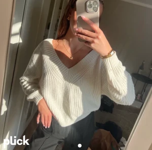 Fin vit stickad tröja - Jättefin vit/off white stickad tröja som tyvärr är lite för stor för mig. Den är från H&M divided och i storlek M. Skriv gärna vid fler frågor💞 (Lånade bilder)