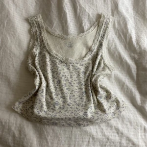 Brandy Melville topp - Säljer pga inte min stil längre, jag är inte hundra men jag tror nypriset var 210kr. Jag har försökt förnya budandet så att det inte står avslutad men det verkar inte gå så tryck gärna på köp nu istället om det går ska försöka fixa det😬😁💕