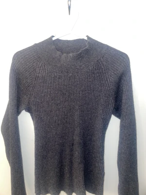 Long sleeve - Fin grå stackad långärmad tröja. Sitter jättefint på och passar till allt, är verkligen en bra basicplagg att ha