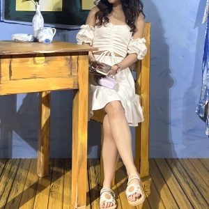 Vita set  - Off-shoulder crop top med kjol