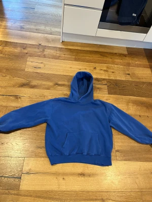 Boxy oversized hoodie - Sitter perfekt på storlek M i en mer oversized och boxy passform. I fint skick, lite smutsig på baksidan men det går bort i tvätten.