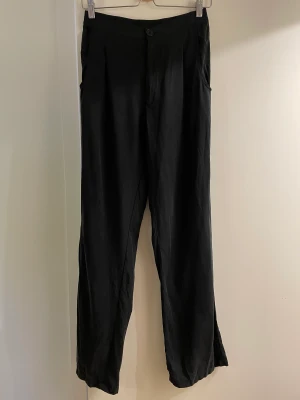 On the go Pants - On The Go Pants storlek M färg Ash från Djerf Avenue. Sparsamt använda och tvättade en gång men mycket bra skick.