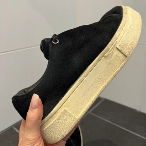 Eytys Doja i mocka - Eytys i modellen Doja i mocka. Väldigt välanvända, men därav det låga priset. Storlek 35. 75:- ex frakt. 