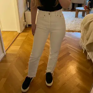 Vita raka jeans med slitningar nedtill. Storlek EU 32. 150:- ex frakt. 