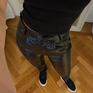 Vinylbyxor NA-KD - Coola svarta vinylbyxor i storlek EU 34. 150:- ex frakt.