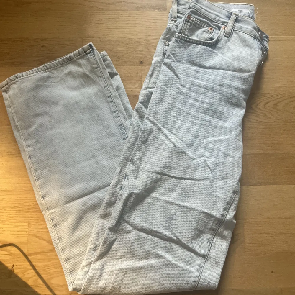 Säljer nu en av mina favoriter. Ljusa jeans som är perfekta i längden på mig som är 177. Främst haft dem nedvikta, de bild 1 💙. Från mango, modell Kaia. Jeans & Byxor.