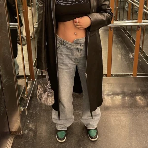 Baggy cargo jeans  - Säljer dessa skitsnygga jeans från PLT. Använd fåtal gånger, inga defekter. Snygga detaljer på benen och superskön modell. Stl 38, jag är 168 cm. 