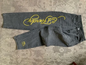 Ed Hardy jeans gråsvarta storlek S - Felfria Ed Hardy jeans, baggy passform Sitter som gjutna runt midjan, väldigt snygg skärning! 