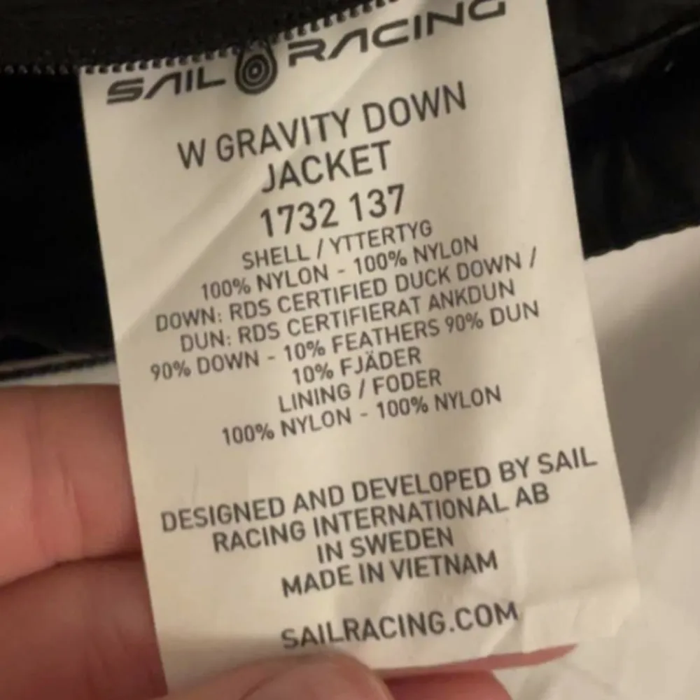 Säljer denna sail racing vinterjacka. Modellen heter ”gravity down jacket” och är köpt för ungefär 3500. Använd men fortfarande i bra skick. Pris kan diskuteras 😍😍 . Jackor.
