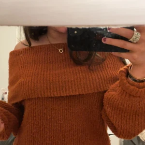 Off shoulder tröja - En jättefin off shoulder tröja från Gina. Säljs inte längre och är i fint skick! Den är i en fin orange färg som passar jättefint nu till hösten och vintern🧡🧡