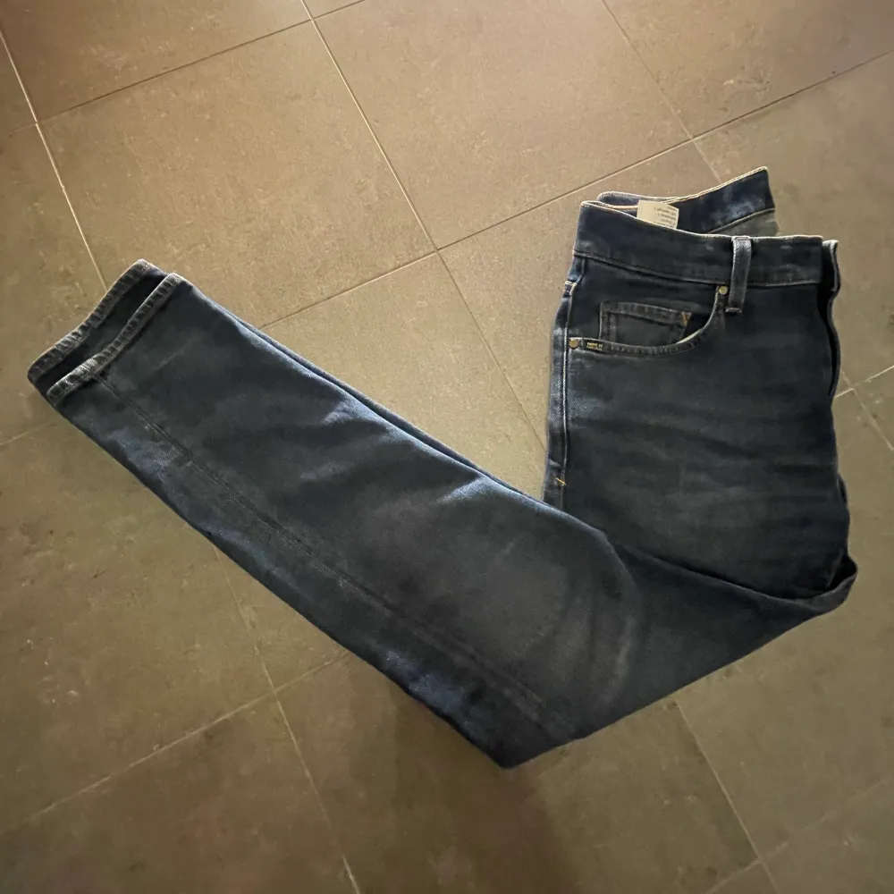 Ett par shysst tiger of Sweden jeans som har en fräsch blå färg. Går för runt 1500 nya. Sköna med ett 10/10 skick. Använt 2-3 gånger! Skriv för mer bilder och frågor!. Jeans & Byxor.