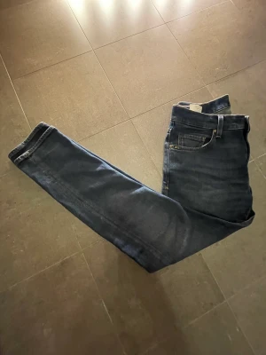 Tiger of Sweden jeans Pistolero - Ett par shysst tiger of Sweden jeans som har en fräsch blå färg. Går för runt 1500 nya. Sköna med ett 10/10 skick. Använt 2-3 gånger! Skriv för mer bilder och frågor!