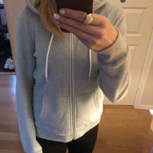 Säljer denna snygga och sköna zip hoodie för att den inte kommer till användning. Endast använd 1 gång. Står inte vilken storlek men skulle säga att det är Xs-S. Pris kan diskuteras🤍Hör av dig om du har frågor!😊💗