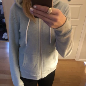 Zip hoodie - Säljer denna snygga och sköna zip hoodie för att den inte kommer till användning. Endast använd 1 gång. Står inte vilken storlek men skulle säga att det är Xs-S. Pris kan diskuteras🤍Hör av dig om du har frågor!😊💗