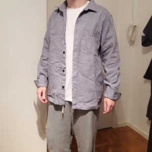Grå skjortjacka H&M - Skjortjacka från H&M. Oanvänd. Storlek M.
