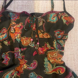 jätte fint utsvängt linne!!💓 - super snyggt linne med jättefint mönster men kommer inte till användning längre! fråga efter bild på💓💓