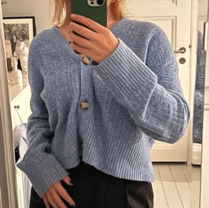 Blå ZARA tröja / cardigan  - Blå ZARA tröja med knappar. Jätte fin och sticks inte! Vet tyvärr inte materialet då jag klippt bort lappen :/