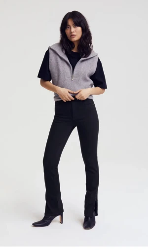 molly jeans med slits - Dessa fina svarta molly byxorna med slits. Tyvärr för korta för mig då jag klippte upp de när jag fick dem för att de var för långa. Skulle säga att de passar 150-160. Köpt för 400kr.