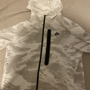 Vit Nike Tech Fleece - En vit nike tech fleece som inte säljs längre, säljer den då den är för stor för mig