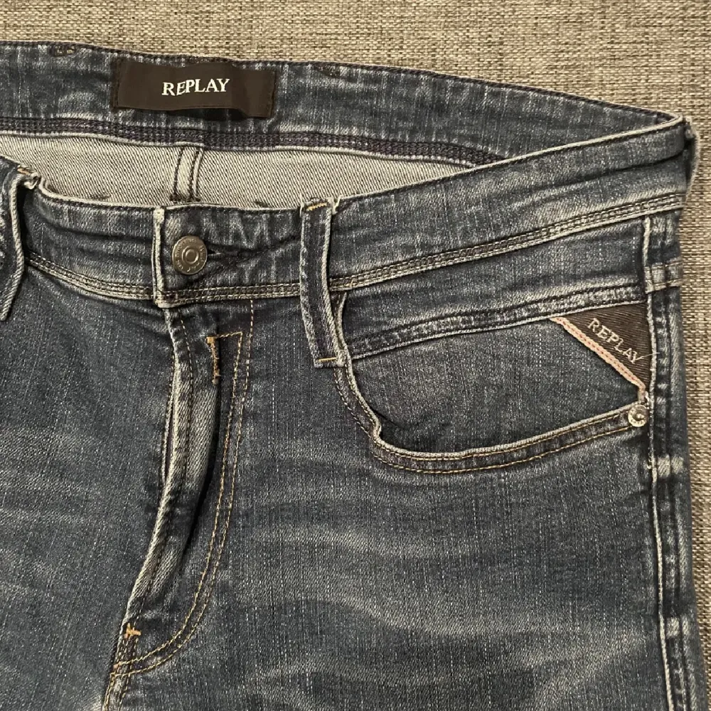 Ett par feta marinblå slim jeans från Replay som passar riktigt bra nu till vintern. De har använts varsamt och är i mycket gott skick. Storlek 32/32, modellen på bilden är 185 och väger 71kg. Nypris 1600 - vårt pris 545. Jeans & Byxor.
