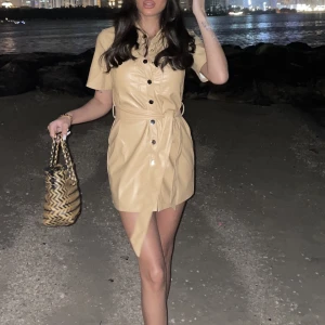 Skinnklänning  - Skinn klänning i storlek xs men hade sagt att den är väldigt kort. Så om du är lång blir det nog ingen klänning haha. Jag är 1,60 cm